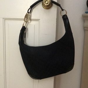 Gucci black handbag. Pattern leather accents
